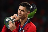 Ronaldo ôm cúp chạy ăn mừng đầy phấn khích