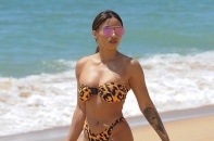 Kayleigh Morris cuốn hút mọi góc nhìn với bikini 