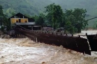 Lũ ống cực lớn "vặn" nghiêng cầu treo qua suối Sa Pa