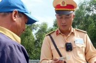Cảnh sát giao thông lần đầu sử dụng camera trước ngực khi kiểm tra tài xế
