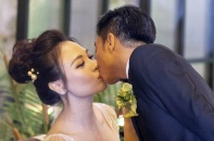 Đàm Thu Trang hôn Cường Đôla say đắm trong hôn lễ