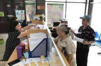 Hàng ngàn người dân Thủ đô tấp nập làm thẻ xe buýt miễn phí