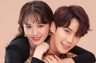 Hari Won tạo dáng bên diễn viên Hàn Quốc