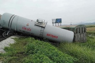 Xe tải vượt đường sắt, tàu hỏa chở hàng đứt khúc la liệt