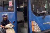 Đình chỉ tài xế xe buýt phun nước bọt, ép người đi xe máy 