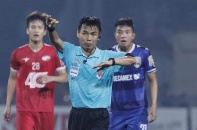 Trọng tài "bẻ còi" ở sân Hàng Đẫy bị treo còi vĩnh viễn 