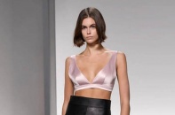 Con gái Cindy Crawford đẹp kiêu sa trên sàn catwalk 