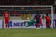 CĐV Thái Lan cảm ơn trọng tài khi từ chối bàn thắng của Bùi Tiến Dũng