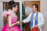 Hoài Linh mặc áo bà ba đi xem liveshow Lệ Quyên