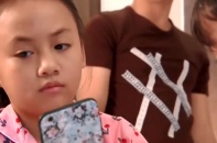 Khán giả tranh cãi về hành động của bé Bống "Hoa hồng trên ngực trái"