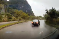 Tài xế lùi ô tô trên đường để “né” chốt kiểm tra nồng độ cồn? 