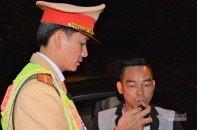Sợ bị phạt, đàn ông về nhà hoặc nhờ vợ chở đến chỗ nhậu