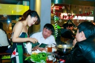 "Hot girl" tiếp thị bia thất nghiệp vì quán nhậu ế ẩm