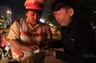 Bị kiểm tra nồng độ cồn, người đàn ông “khóc như mưa” 