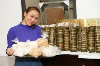 Mỹ Tâm gói bánh tét