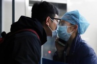 Nữ y tá hôn bạn trai qua kính cách ly