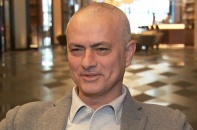 Mourinho: "Tôi ngủ gật nên bị cạo trọc"