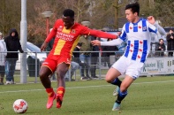 Văn Hậu lần đầu đá chính trong vai trò trung vệ ở đội trẻ Heerenveen