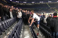 Cầu thủ Tottenham trèo lên khán đài tấn công cổ động viên