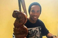 Ronaldinho đón sinh nhật thứ 40 trong tù