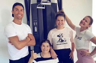 Ronaldo: "Ơn trời, mẹ tôi đã được ra viện"