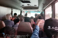 Người dân bị nhồi nhét, hét giá vé và không giãn cách ghế ngồi