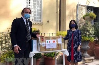 Đại sứ quán Việt Nam hỗ trợ vật tư y tế, ủng hộ Italy chống đại dịch