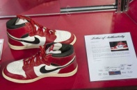 Đôi giày từng được Michael Jordan đi lập kỷ lục đấu giá mới