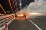 Xe Mercedes cháy trơ khung trên cầu Bạch Đằng