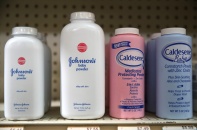 Nhiều tổ chức quốc tế kêu gọi J&J ngừng bán phấn rôm Baby Powder