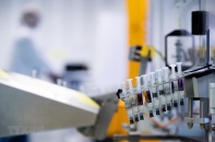 EU hoàn tất đàm phán với Sanofi về nguồn cung vắcxin ngừa COVID-19