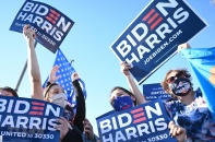 Người dân New York đổ ra đường ăn mừng chiến thắng của ông Joe Biden