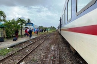 Mưa lũ làm gián đoạn tàu Bắc-Nam, phải chuyển tải khách bằng ôtô