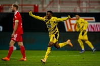Youssoufa Moukoko ghi bàn thắng lịch sử trong ngày Dortmund bại trận