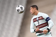 Đánh bại Messi, Ronaldo trở thành Cầu thủ xuất sắc nhất thế kỷ