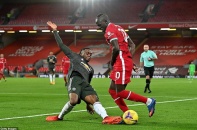 Premier League: Liverpool-M.U chia điểm, Man City lên nhì bảng