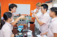 Bốn học sinh Việt Nam giành giải vàng cuộc thi khoa học của Cambridge
