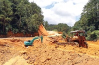 Cải tạo, nâng cấp các đoạn xung yếu trên Quốc lộ 24: Vỡ tiến độ, lụt mốc hoàn thành