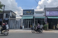 Quảng Ngãi: Dân cố thủ trong nhà công sản sắp sập đổ   