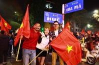 Hàng vạn người dân Hà Nội xuống đường ăn mừng Việt Nam vô địch
