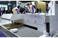 Chạy đua phô diễn công nghệ với robot hút bụi  