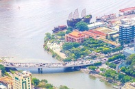 Thành phố có sông ôm   