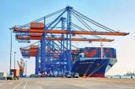 Phấp phỏng chờ điều chỉnh giá dịch vụ bốc dỡ container