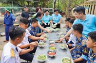 Hải trình của “đại sứ mềm” nơi đầu sóng - Bài 2: Hơi ấm quê hương giữa trùng khơi