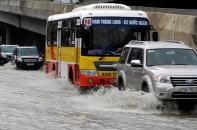 Tư vấn cách lái xe qua vùng ngập nước