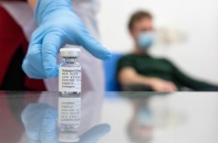 Một số quốc gia tạm ngừng tiêm vắc xin AstraZeneca
