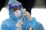 Bộ Y tế nói gì về việc tiêm vắc-xin cho trẻ dưới 18 tuổi?