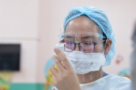 Chuyên gia nói gì về nguy cơ sức khỏe khi tiêm vắc-xin Covid-19 cho trẻ?