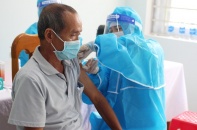 Ưu tiên tiêm đủ liều vắc-xin cho người từ 50 tuổi trở lên