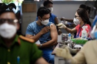 Tin mới về Covid-19 ngày 15/12: Giảm bệnh nhân Covid-19 tử vong; thí điểm rút ngắn thời gian cách ly tập trung